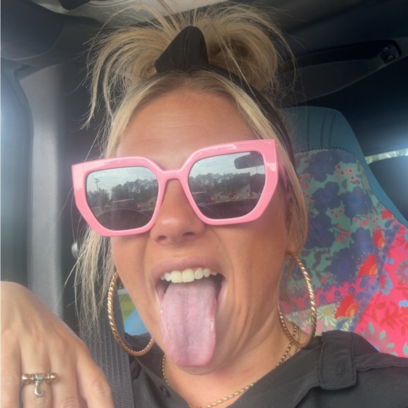 Meet your Posher, Alyssa - Picture 2 of 9